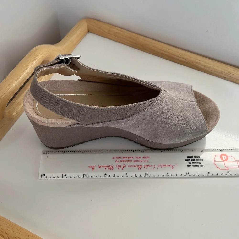 Vionic Trixie Suede Wedge Sandals Slingback Peep Toe Taupe Size 6.5 Wide Comfort